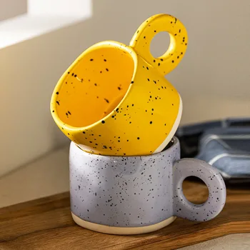 2022 Yeni Yaratıcı Halka Kolu Seramik Kupa Ofis Ev Drinkware Mikrodalga Fırın Çift Grip Bardak Şeker Renk Süt Kahve Fincanı